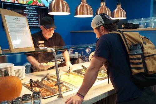 Student orders food at 餐饮服务